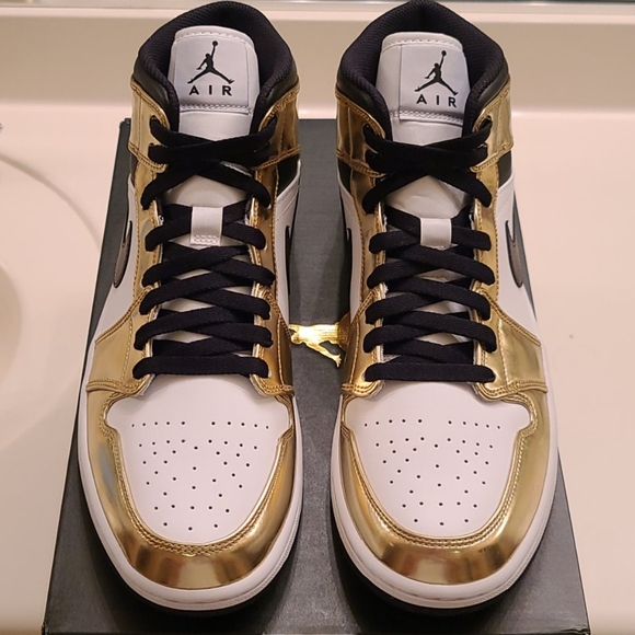 AIR JORDAN 1 MID SE 'METALLIC GOLD' - Picture 4 of 9